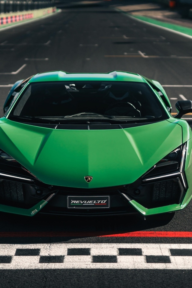 Зеленый спортивный автомобиль Lamborghini Revuelto 2023 года
