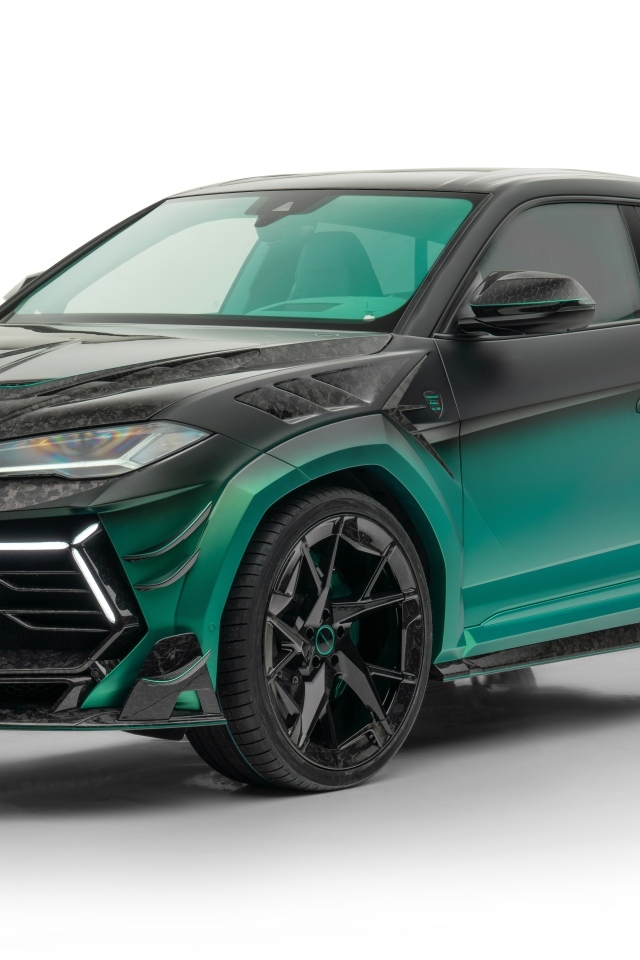 Автомобиль Lamborghini Urus Mansory Venatus S на белом фоне