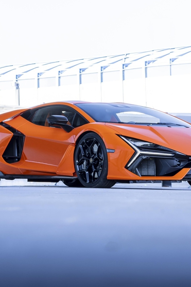 Оранжевый автомобиль Lamborghini Revuelto
