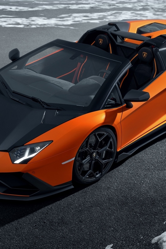 Оранжевый спортивный автомобиль Lamborghini Aventador