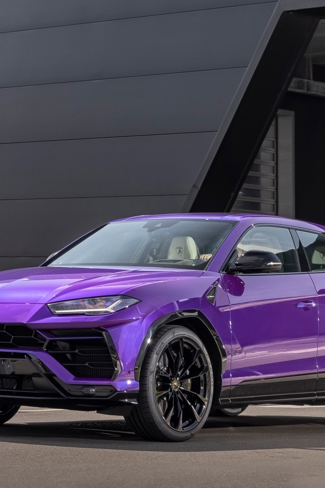 Сиреневый внедорожник Lamborghini Urus