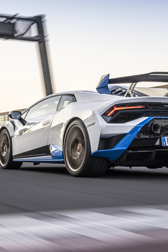 Гоночный Lamborghini Huracán STO у светофора 