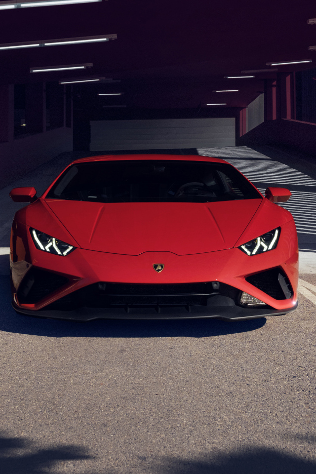 Красный Lamborghini Huracan EVO RWD на парковке