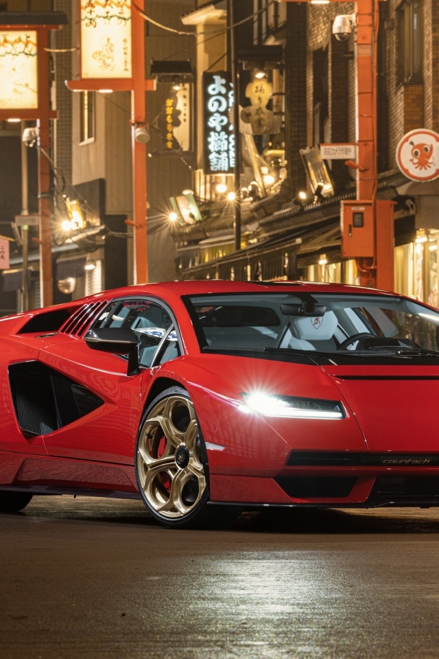 Красный быстрый автомобиль Lamborghini Countach LPI 800-4  в городе