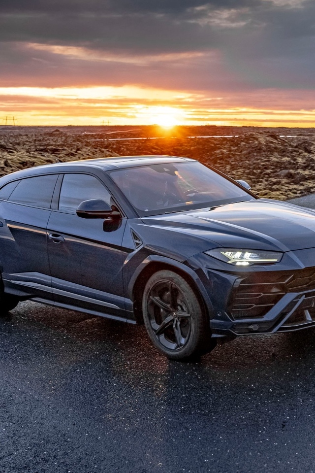 Внедорожник Lamborghini Urus в лучах заката