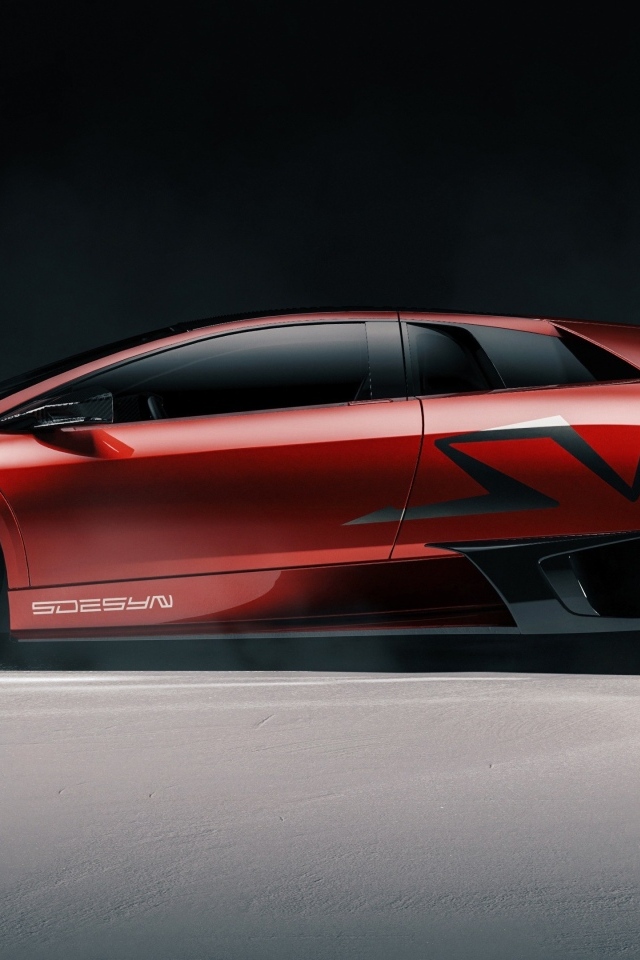 Вид сбоку на красный автомобиль Lamborghini Murcielago