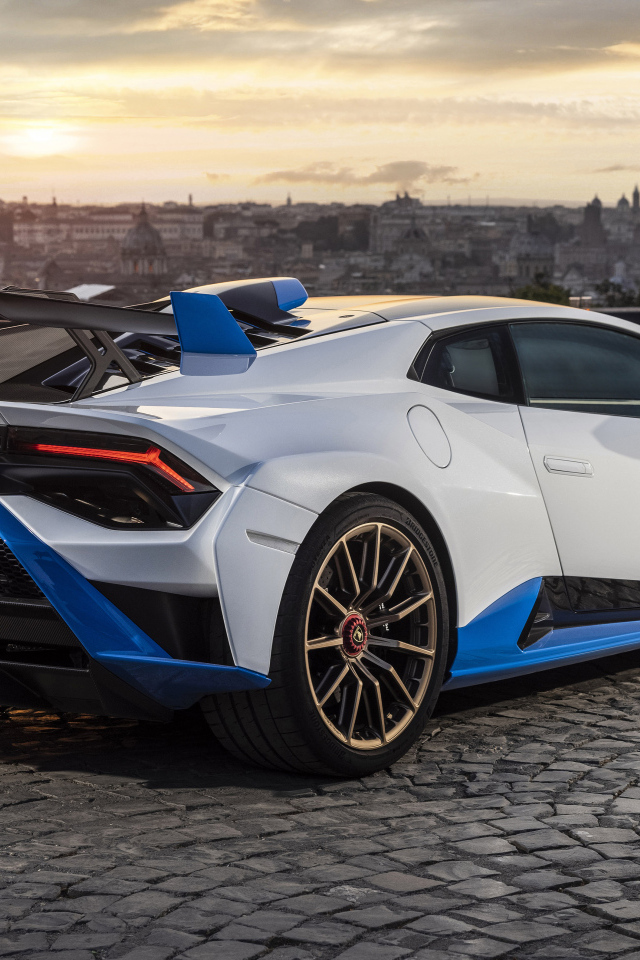 Спортивный Lamborghini Huracán STO на фоне заката 