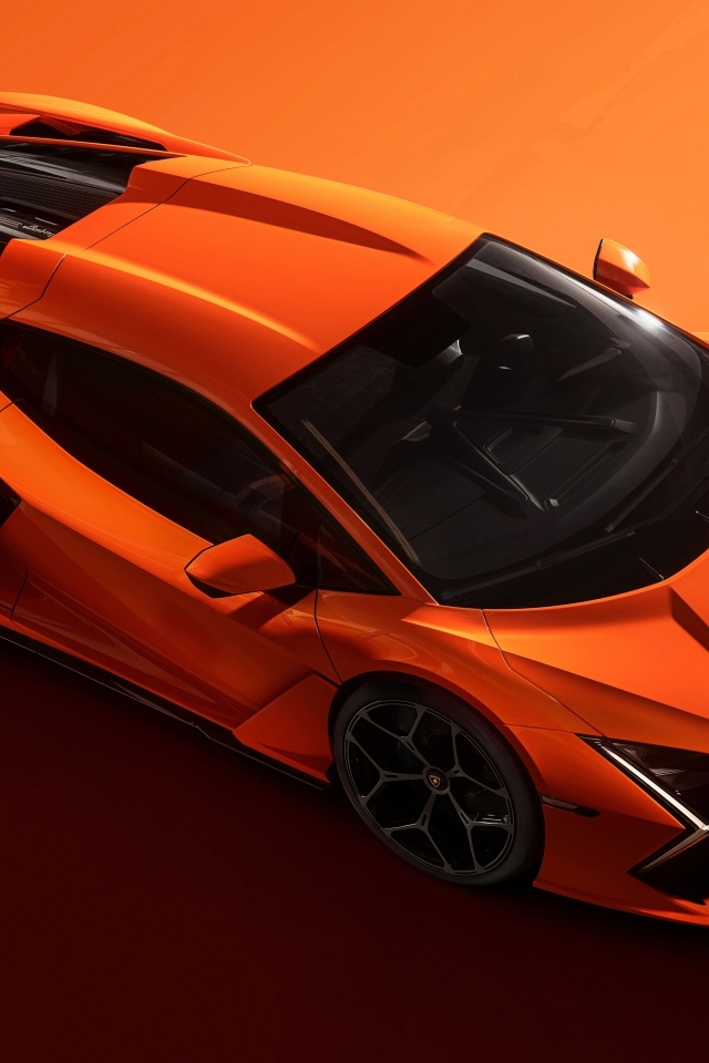 Вид сверху на автомобиль Lamborghini Revuelto 2023 года