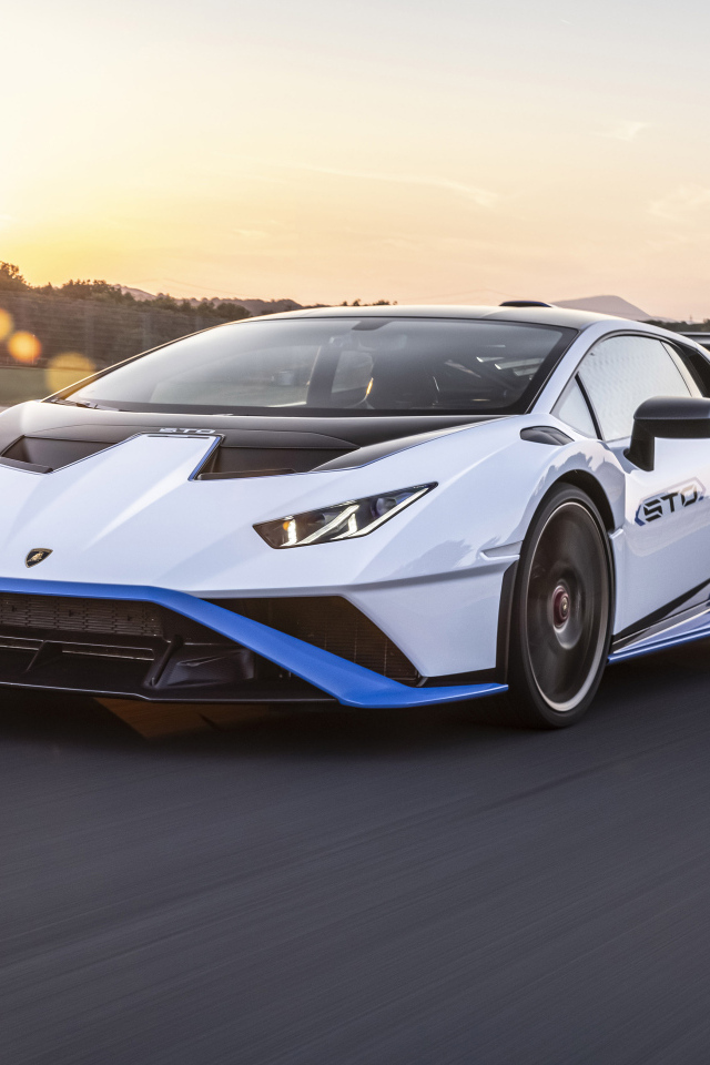 Белый Lamborghini Huracán STO 2022 года 
