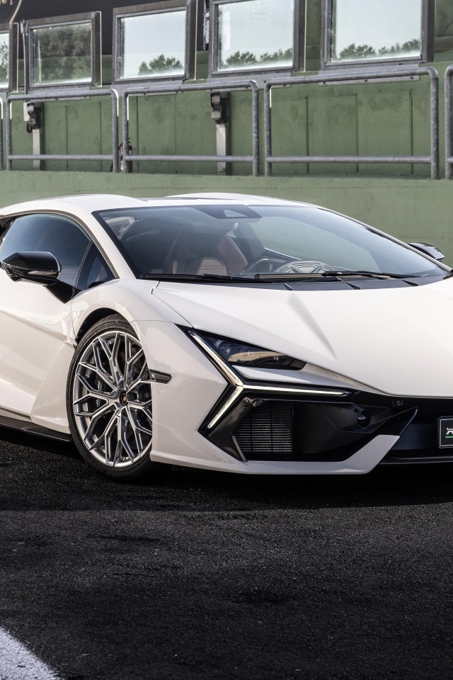 Белый автомобиль Lamborghini Revuelto