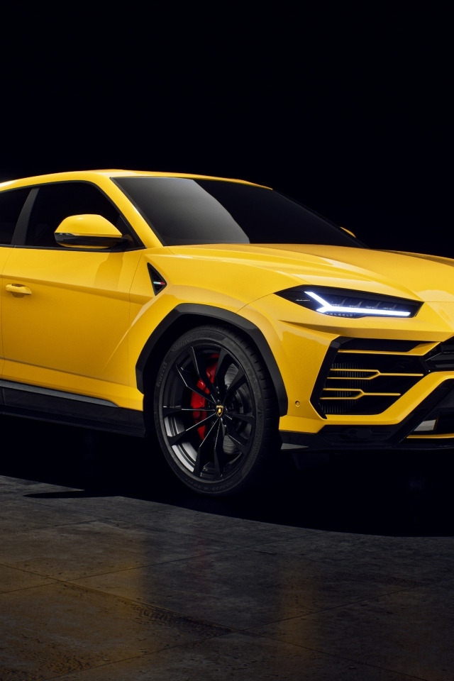 Желтый автомобиль Lamborghini Urus
