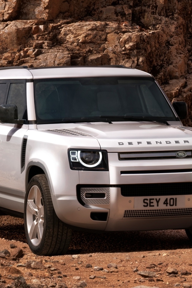 Автомобиль Land Rover Defender 130  вид спереди