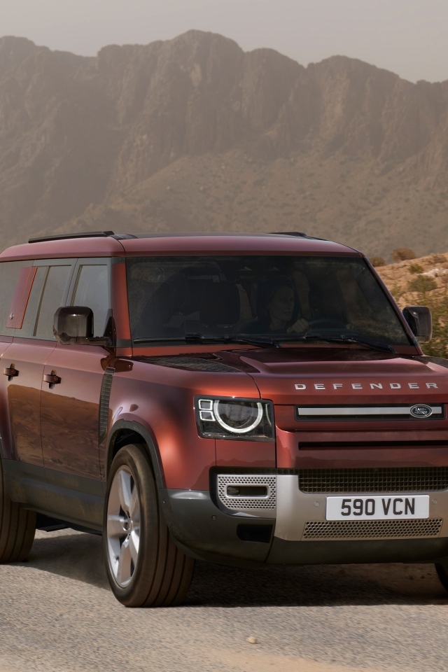 Внедорожник Land Rover Defender 130  на трассе