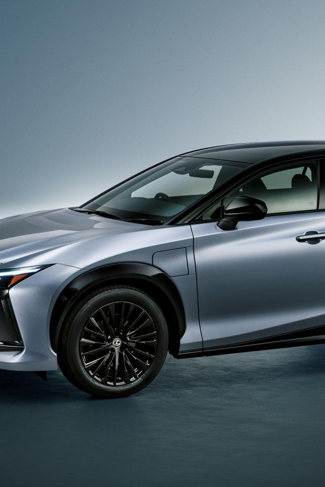 Серебристый автомобиль Lexus RZ 450e First Edition 2023 года