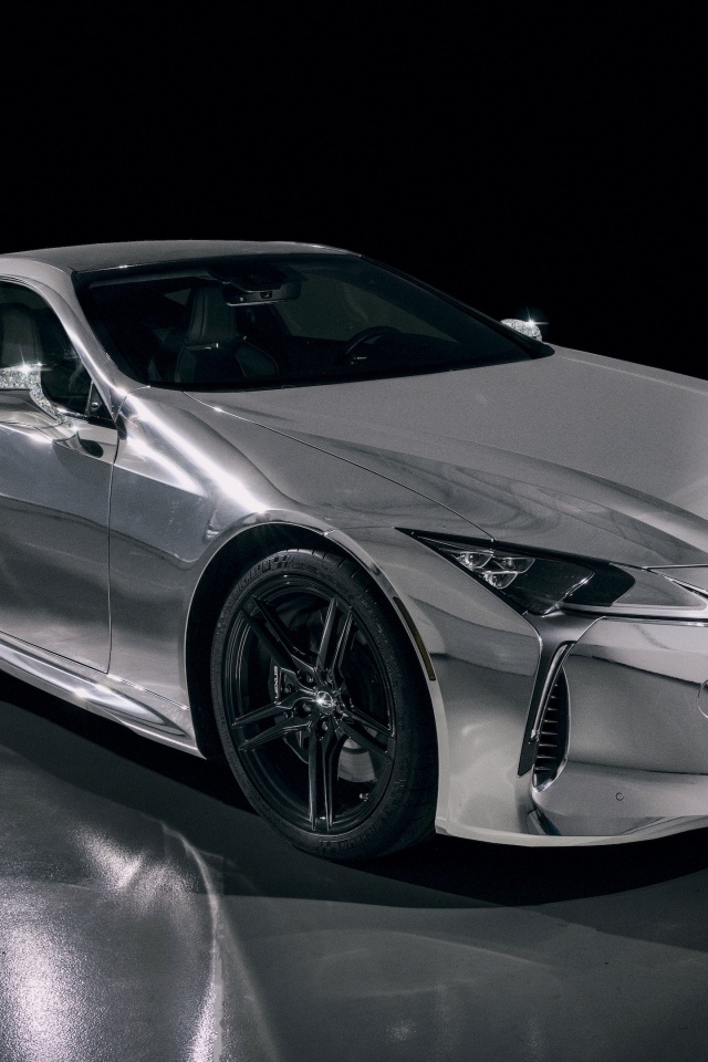 Серебристый автомобиль Lexus Renaissance LC 500 2023 года