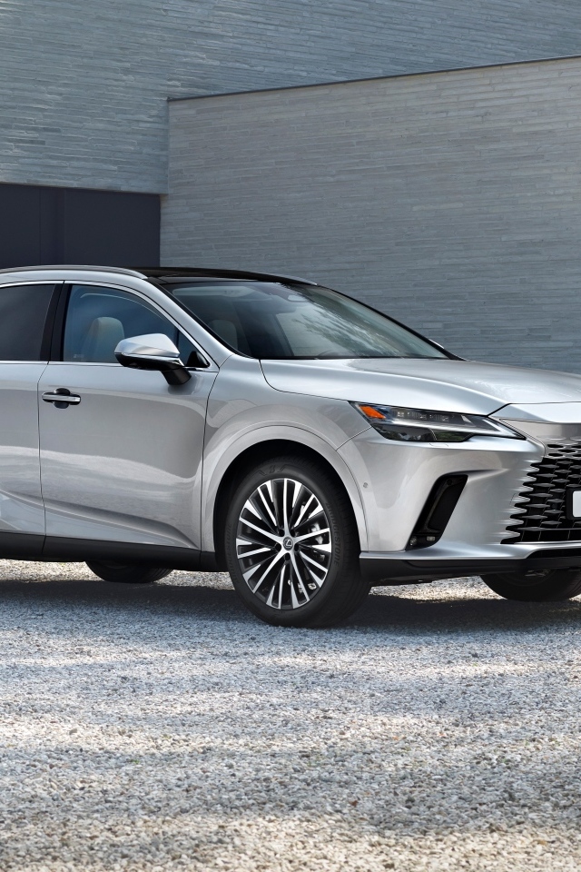 Серебристый внедорожник Lexus RX 450h+ у здания