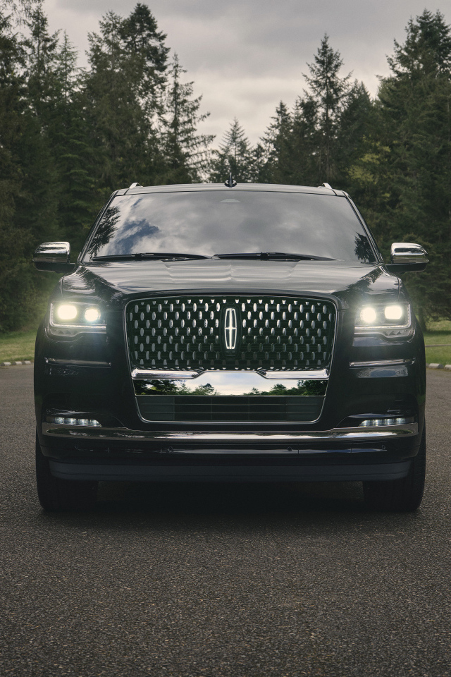 Автомобиль Lincoln Navigator, 2022 года вид спереди