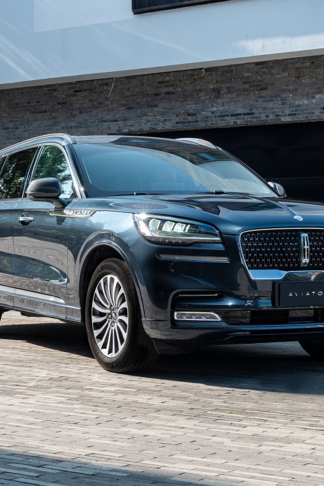Внедорожник Lincoln Aviator 100th Anniversary 2023 года у гаража