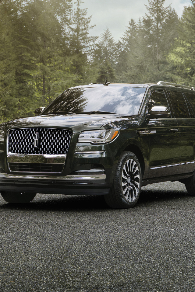 Черный дорогой внедорожник Lincoln Navigator, 2022 года