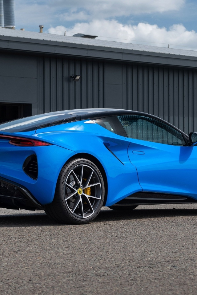 Синий автомобиль Lotus Emira вид сзади