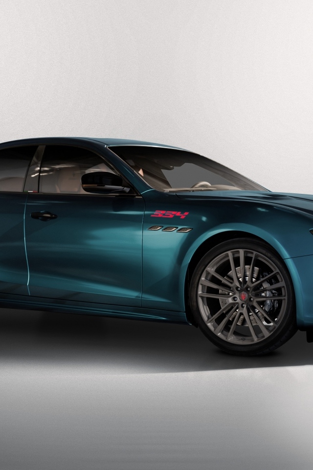 Автомобиль Maserati Ghibli 334 Ultima 2023 года на сером фоне