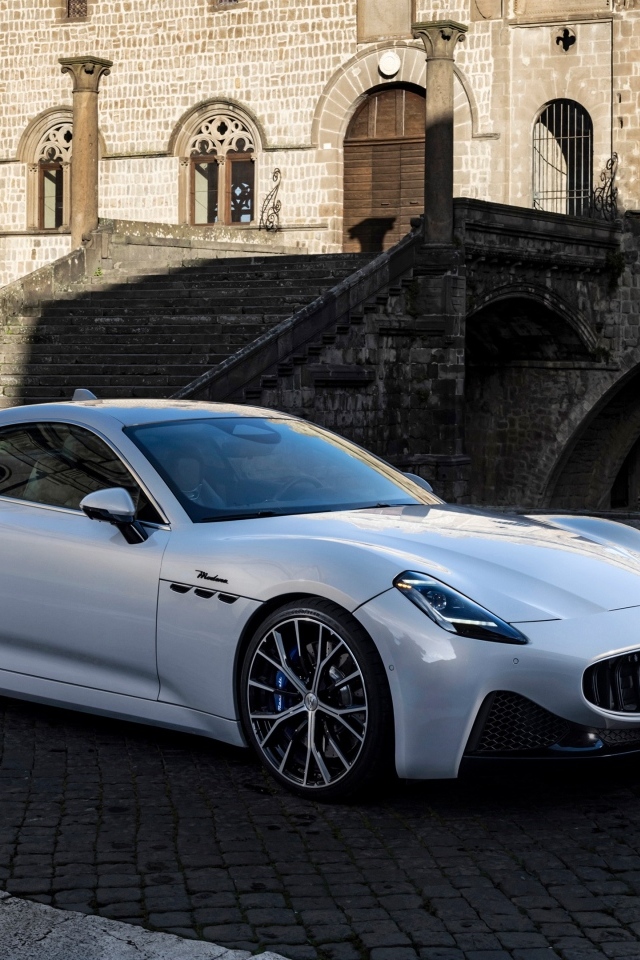 Автомобиль Maserati GranTurismo Modena 2023 года у здания