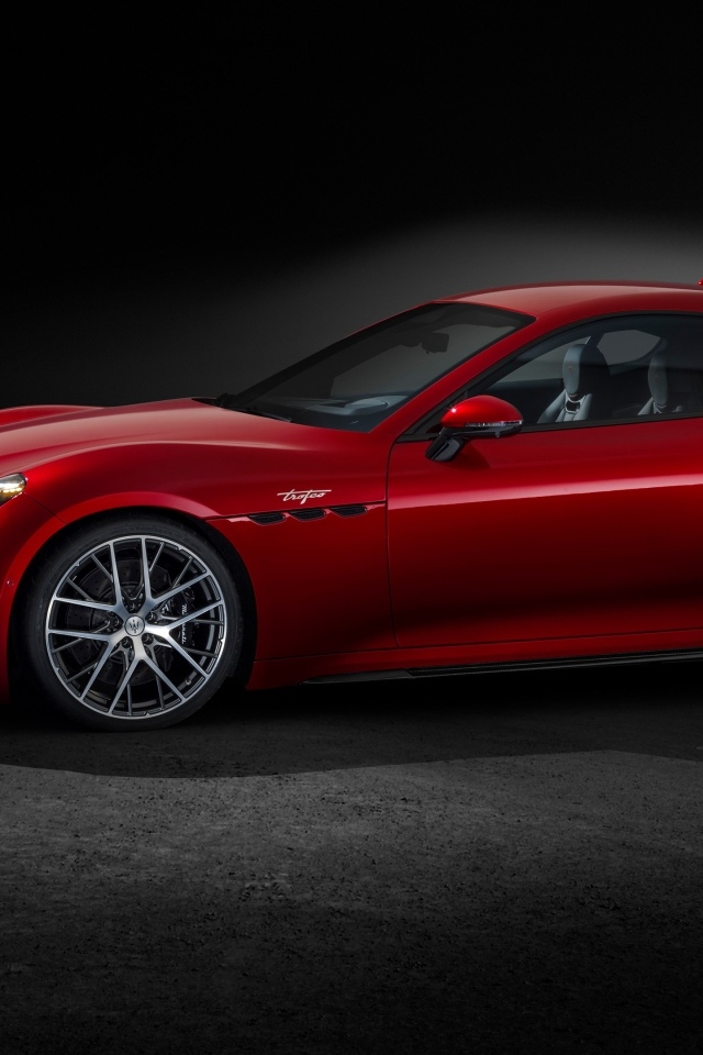 Красный автомобиль Maserati GranTurismo Trofeo 2023 года вид сбоку