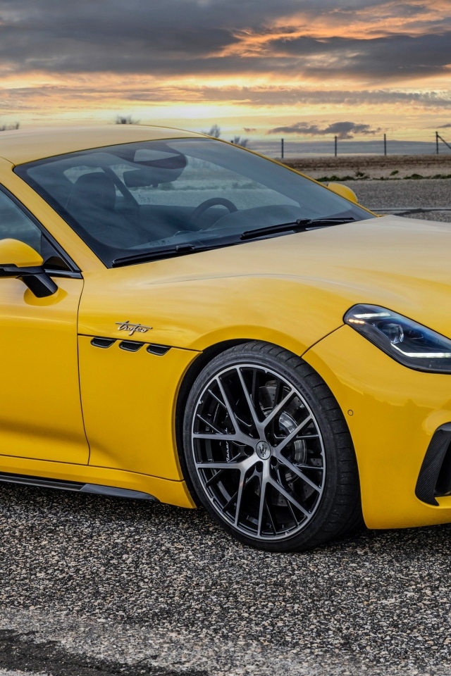 Желтый автомобиль Maserati GranTurismo Trofeo 2023 года