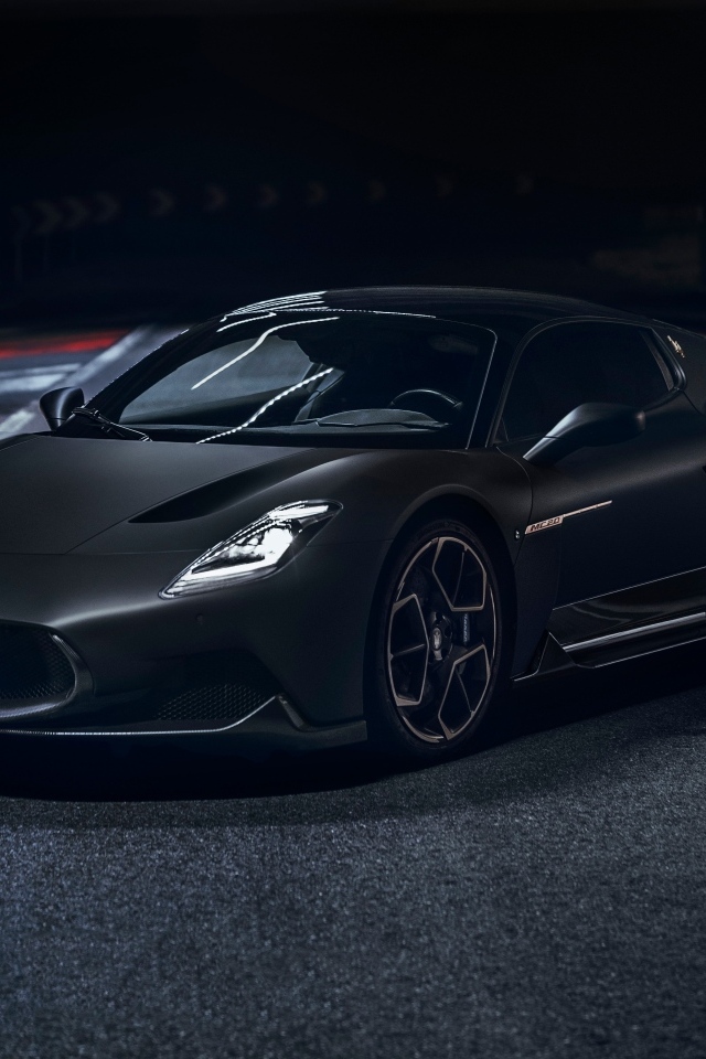 Черный автомобиль Maserati MC20