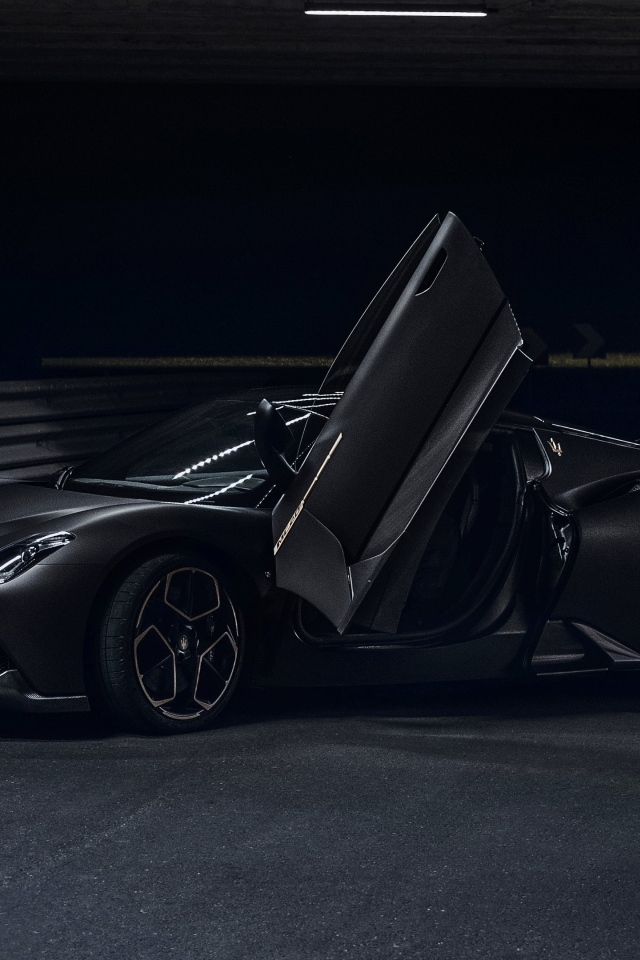 Черный автомобиль Maserati MC20  с открытыми дверями