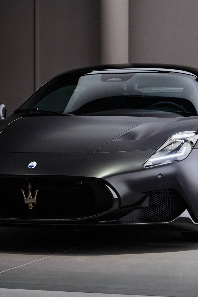 Черный автомобиль Maserati MC20 Notte Coupé 2023 года