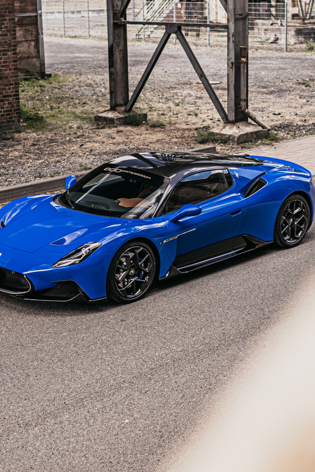Синий автомобиль Maserati MC20 Coupé 2022 года