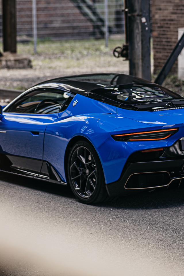 Синий автомобиль Maserati MC20 Coupé 2022 вид сзади