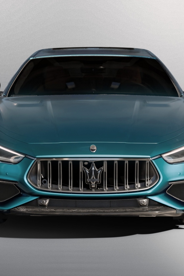 Вид спереди на автомобиль Maserati Ghibli 334 Ultima 2023 года