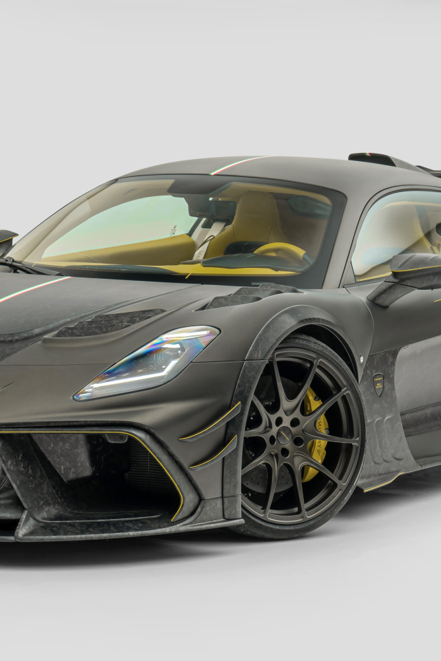 Автомобиль Mansory Maserati MC20 Coupé  на сером фоне