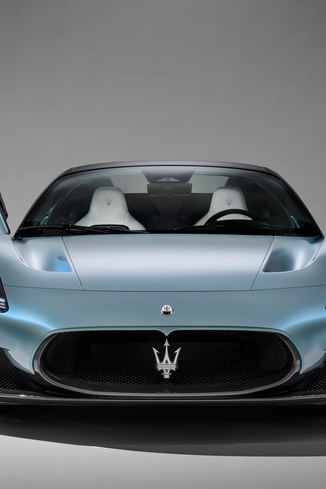 Автомобиль Maserati MC20 Cielo с открытыми дверями