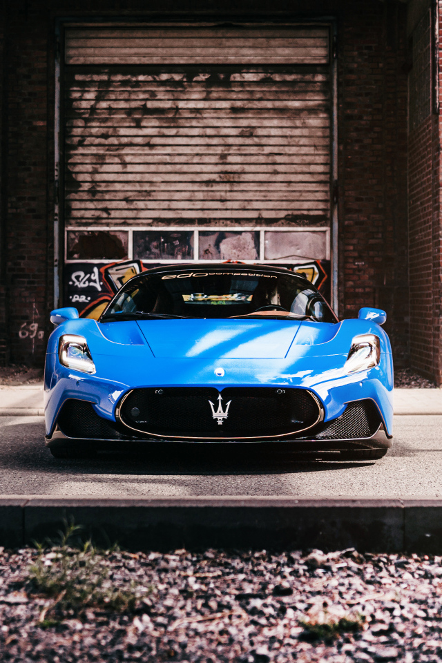 Автомобиль Maserati MC20 Coupé 2022 вид спереди