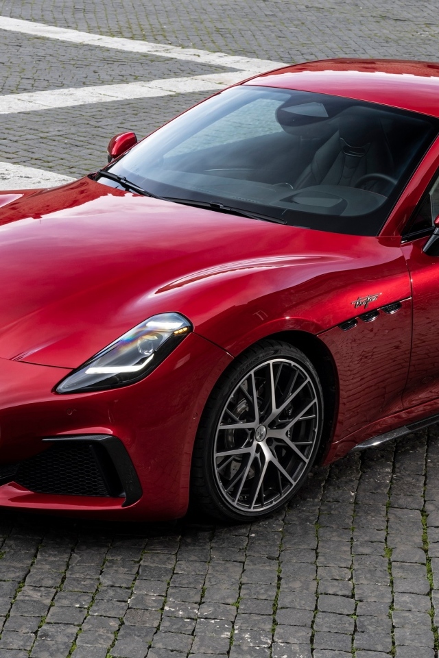 Красный Maserati GranTurismo Trofeo 2023 года