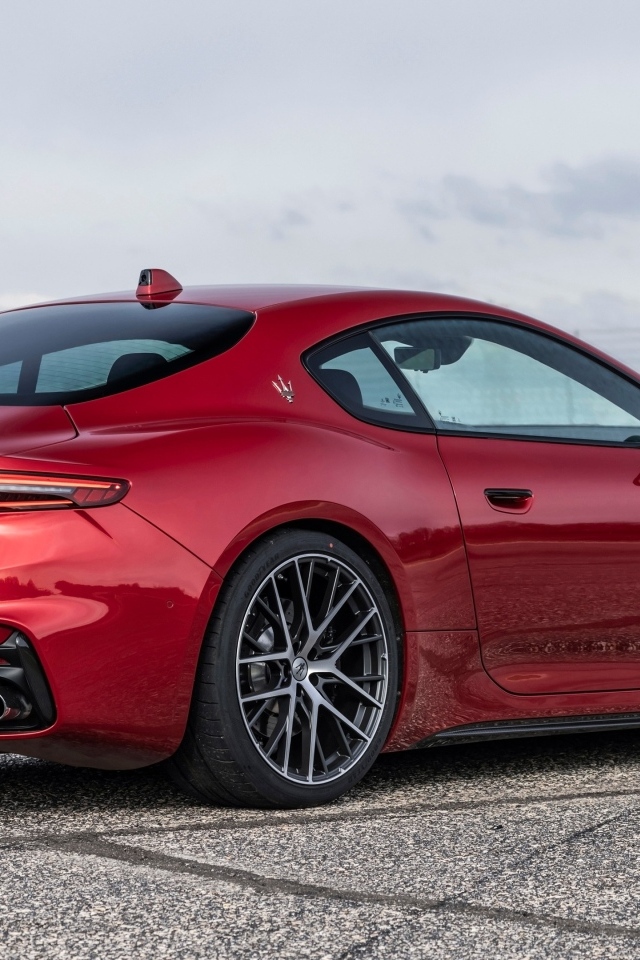 Красный Maserati GranTurismo Trofeo 2023 года вид сзади