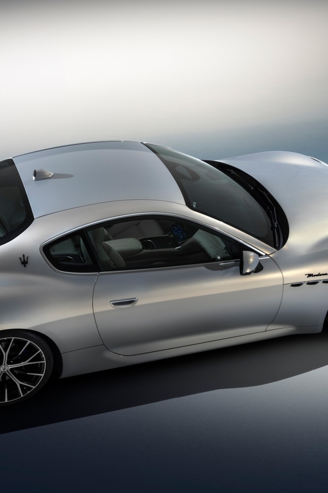 Серебристый Maserati GranTurismo Modena 2023  года