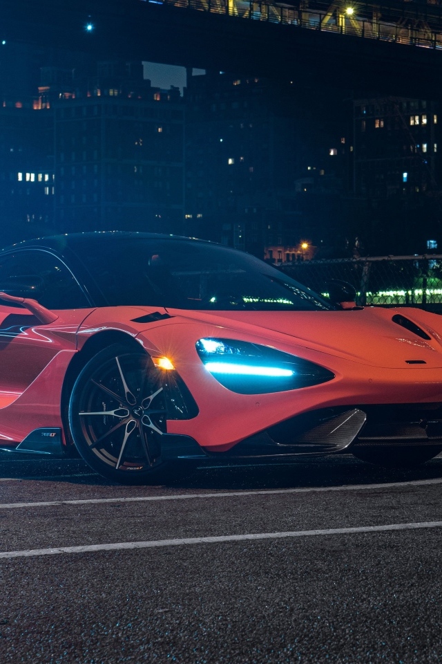 Спортивный автомобиль McLaren 765LT, 2022 года