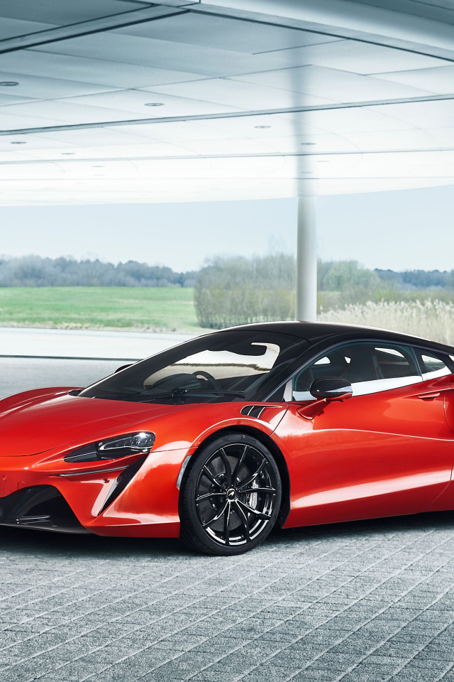 Спортивный красный автомобиль McLaren Artura 2023 года