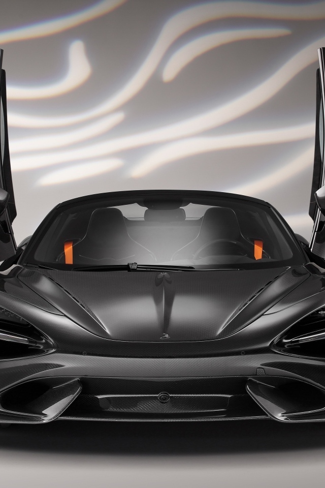 Черный McLaren 765LT Spider Carbon Edition с открытыми дверями