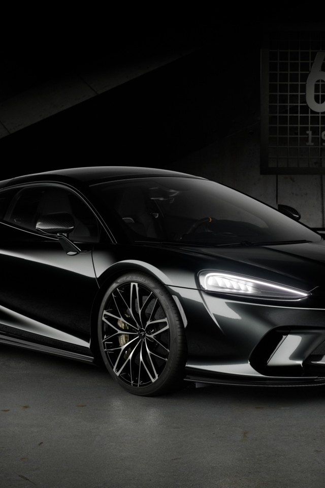 Черный автомобиль McLaren GT 60th