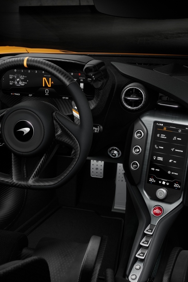 Черный салон автомобиля McLaren 750S 60th Anniversary Edition