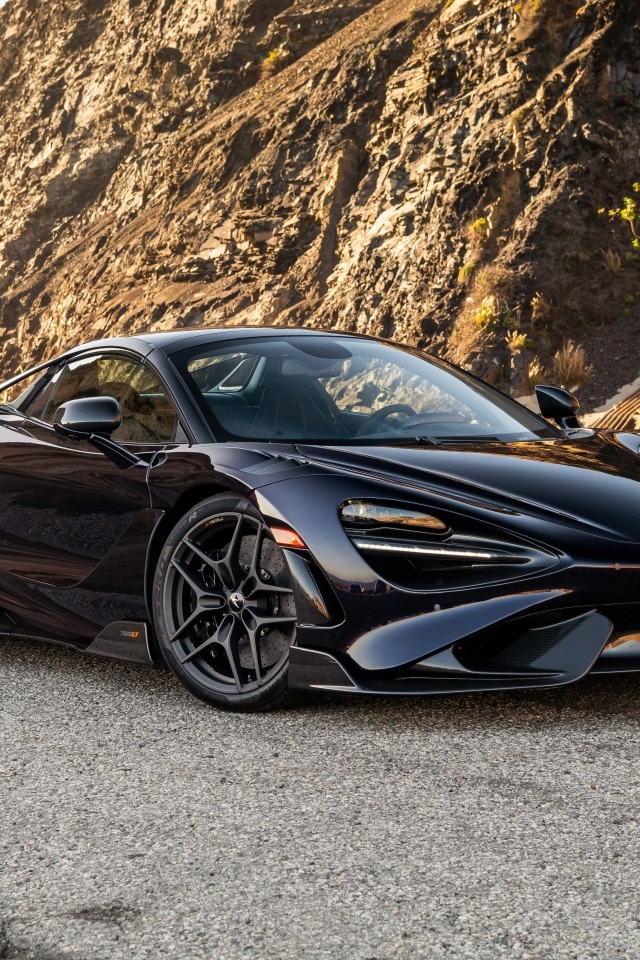 Черный спортивный автомобиль McLaren 765LT Spider у гор