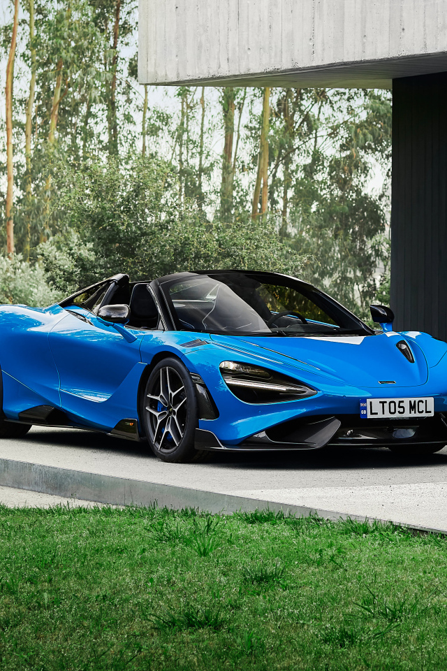 Синий McLaren 765LT Spider 2022 года у дома 