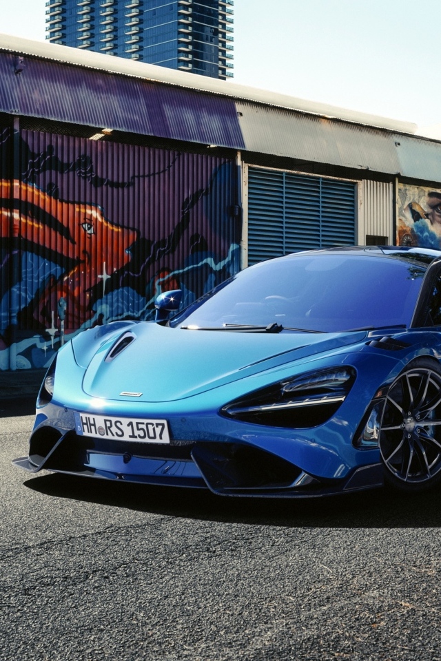 Синий автомобиль McLaren 765 LT у стены