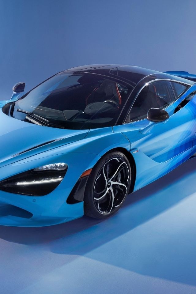 Синий спортивный автомобиль McLaren MSO 750S