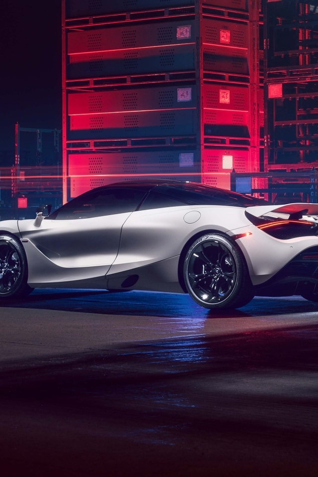 Автомобиль McLaren 720S  вид сзади